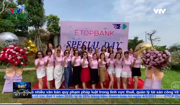 Nhân viên Etop Bank tổ chức sự kiên lôi kéo người chơi