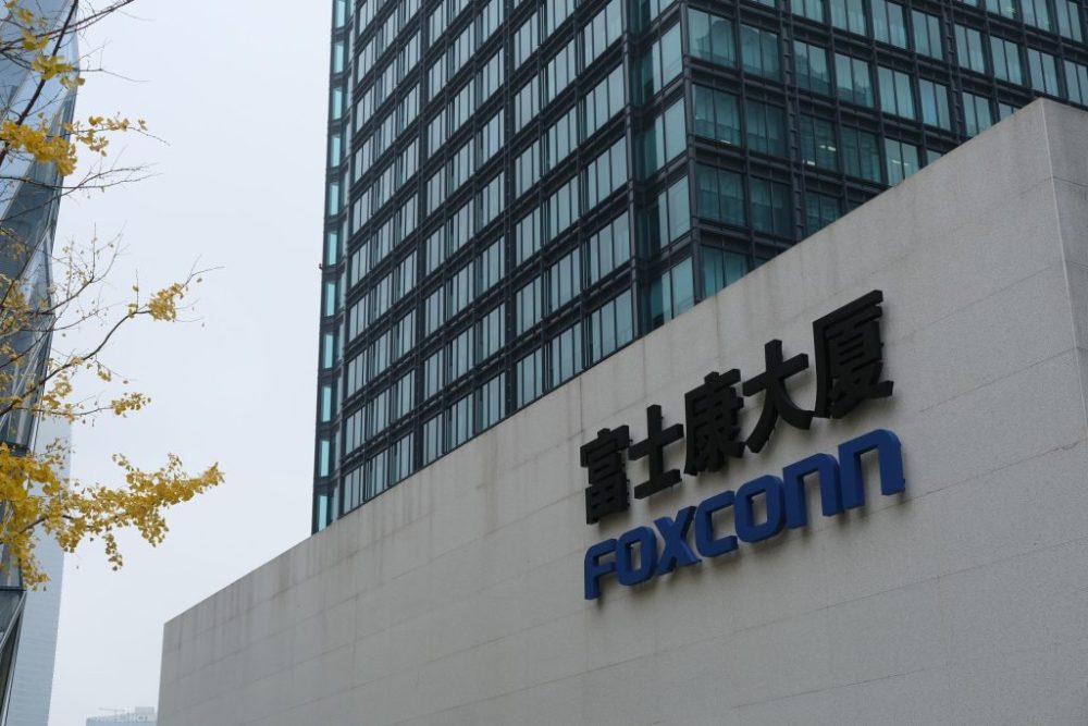Foxconn bứt phá nhờ AI, nhưng lo ngại rủi ro địa chính trị gia tăng